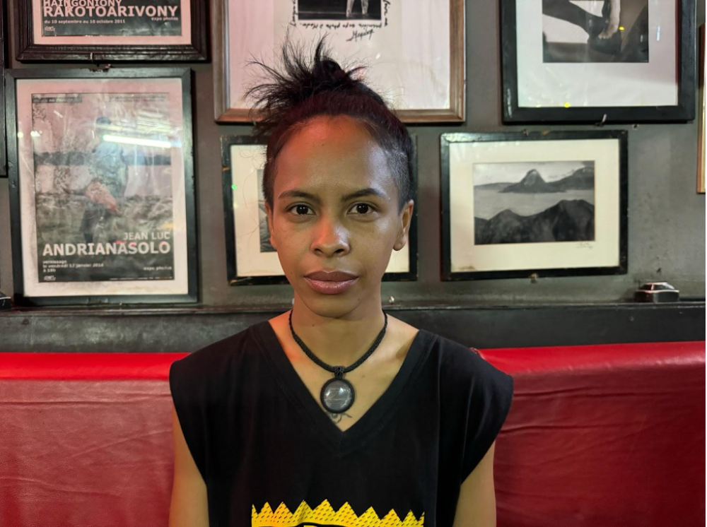 Mahalia, singer and guitarist with the band LohArano - No Comment Bar, Antananarivo, March 2024